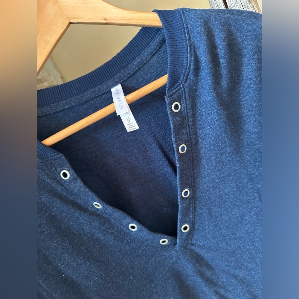 Deep V Cropped Top - Picture 2 of 4